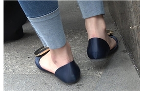 4k-紧身蓝色牛仔裤裸足秀丽街拍美女