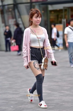 5.25 运动短裤性感纹身美女