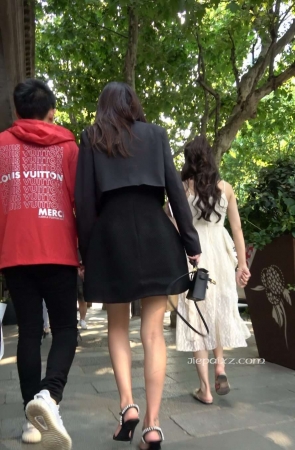 4K – 性感黑色短裙街拍高跟街拍美女 [888 MB/MP4]