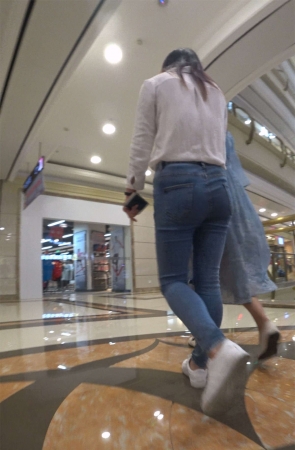 白衬衫紧身蓝色牛仔裤街拍美女跟姐妹逛商场