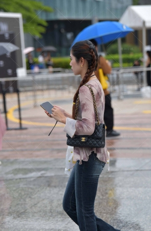 双麻花辫牛仔裤美眉