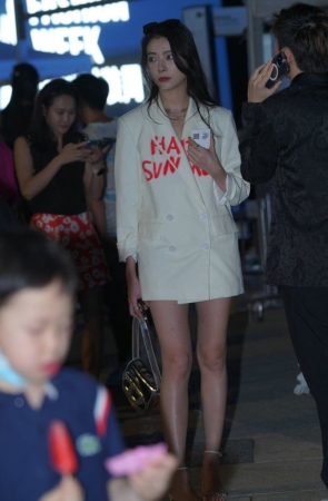 白色西装消失装 [77P-1.05GB]