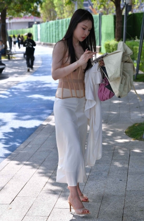 街拍白裙凉高美zu