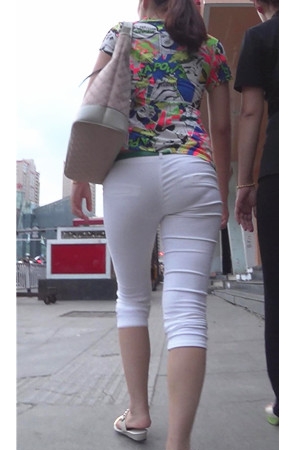 白裤紧身美妇
