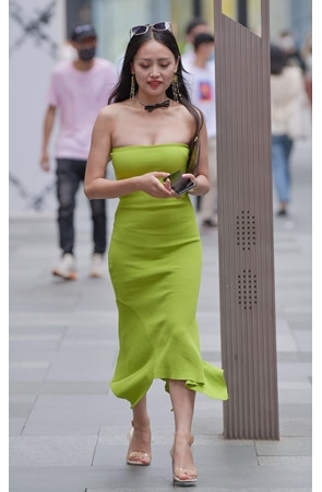 绿色一字抹胸长裙美女(48P)[726M/JPG]