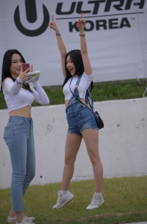 两个极品牛仔美女身材好