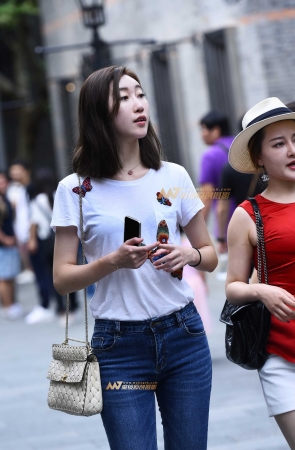 逛街中的紧身牛仔