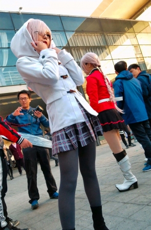 白发短裙卫衣cosplay的二次元美少女