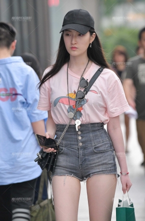 高腰热裤长腿女孩