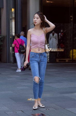 吊带紧身牛仔裤显身姿