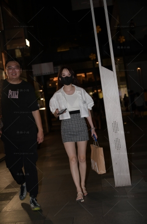 逛街的短裙美腿小姐姐