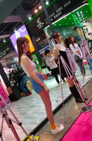 高腰牛仔热裤丰满网红小姐姐在直播