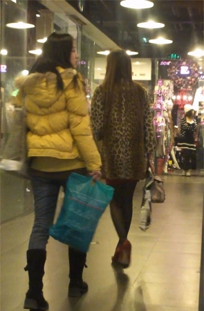 红色包臀裙,黑丝豹纹的美女