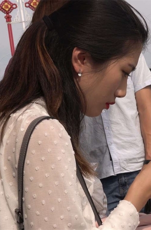 公交站台等车的美足靓妹