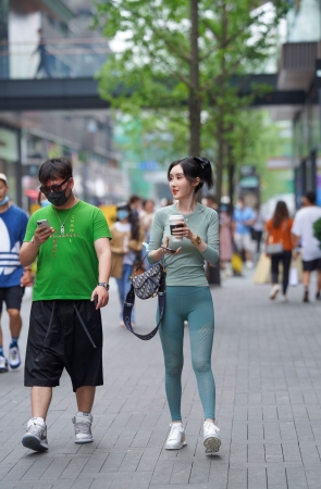 漂亮的瑜伽紧身裤美女