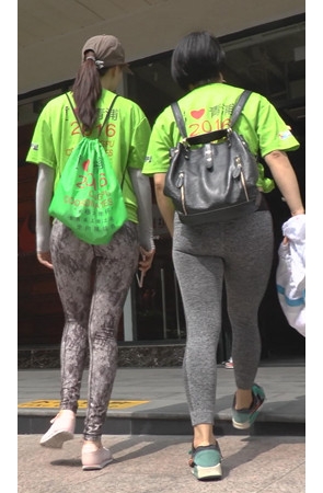 丰满和苗条的两个紧身妹子