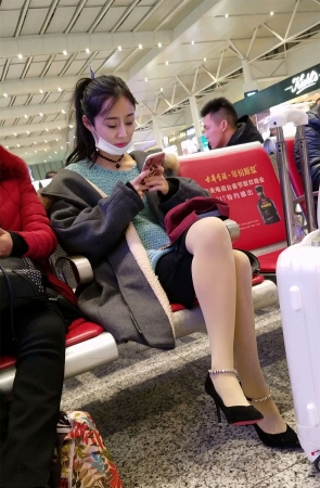 高铁站候车的肉色丝袜高跟极品美腿漂亮美女