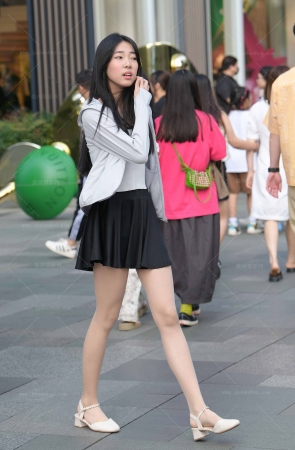 23527-19=54√街拍肉色丝袜，长腿清新女生 18P