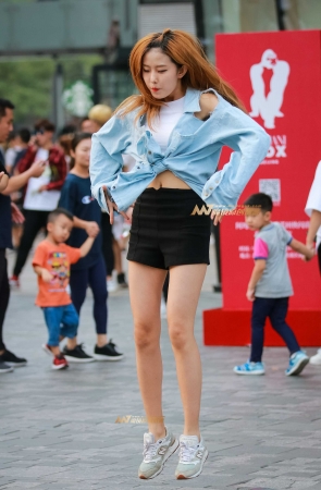 街上跳舞的阳光女孩 ,活力无限