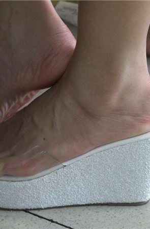 4K – 脚上的纹身 [689 MB/MP4]