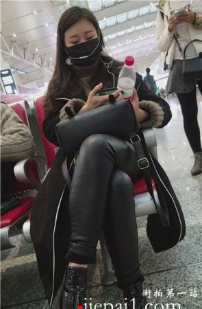 4k-高铁站偶遇黑色紧身皮裤戴口罩的妹子。