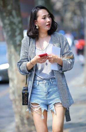 灰色小背心美腿贵妇