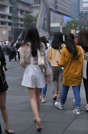 忧郁的眼神，美腿肉丝美女