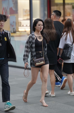 黑色热裤美腿凉高