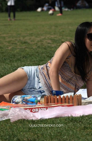 街拍青春热裤大长腿妹子