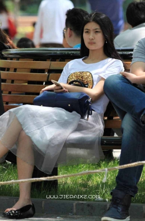 从长椅到草地上躺着全程记录