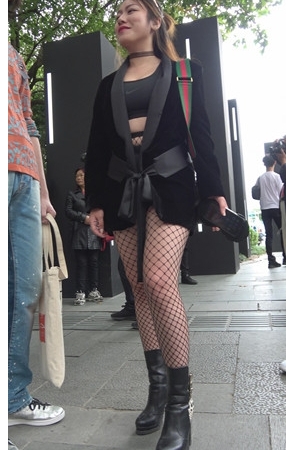 渔网丝袜性感美女[746M/MP4]