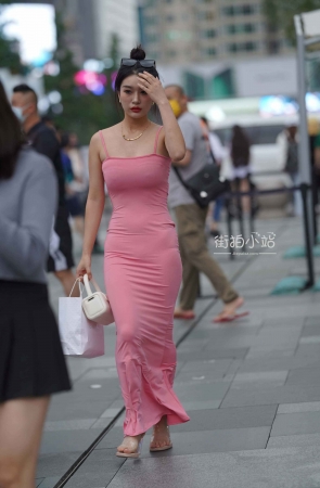 街拍粉色吊带长裙美姐