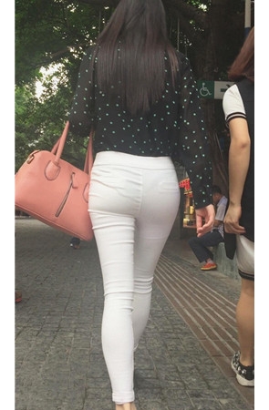 微透白色紧身裤美女