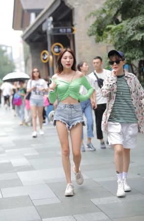 身材高挑的小姐姐