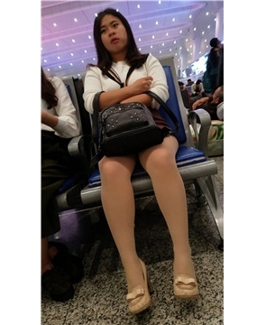4k-高铁站候车室拍摄甜美肉色丝袜美腿美女，颜值超赞。