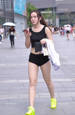 难得遇见的性感热裤套装美眉