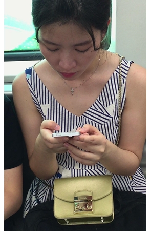 地铁上拍摄v领连衣裙小妹