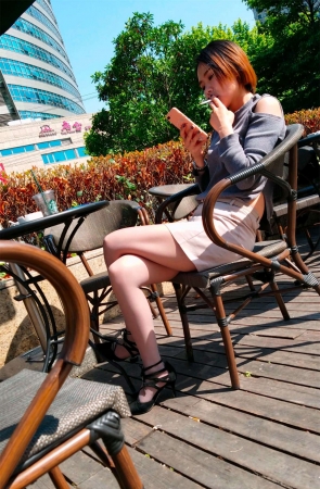 紫色上衣短裙街拍肉丝