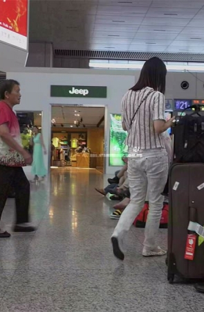 丝足韵妇霸气侧露的单脚上椅