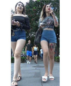 4k超清，街拍豪放霸气纹身牛仔超短热牛姐妹[2.43 GB]