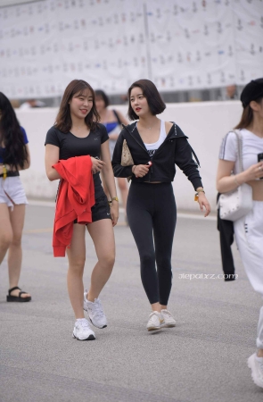 黑色紧身裤妹子