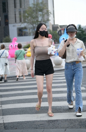 街拍小吊带衫眼镜妹