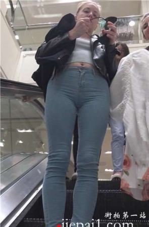 4k-街拍紧身翘臀蓝牛美臀洋妞逛商场 [2.64 GB]