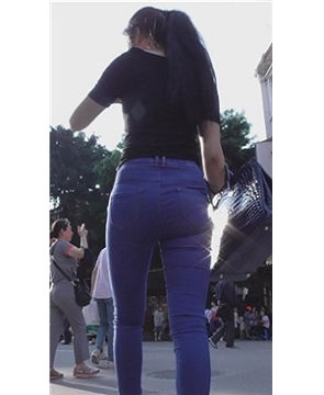 街拍紧身蓝色牛仔裤美女，身材棒。[965 MB]