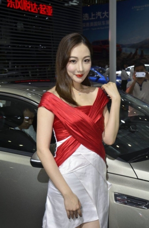 白裙车模 [91P-703MB]