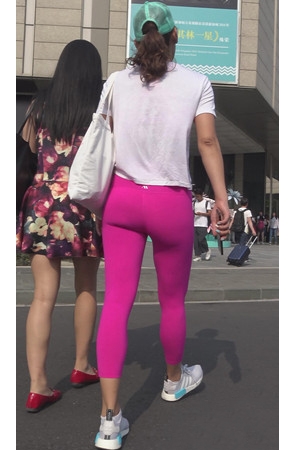 街拍极品粉红瑜伽紧身裤小姐姐