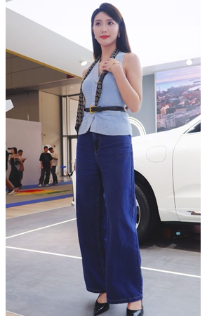 休闲牛仔气质美女