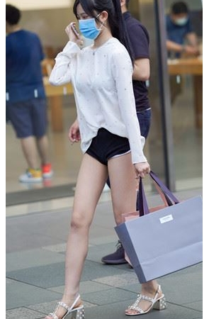 白衣黑色短裤小姐姐【套图+视频】