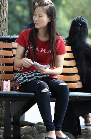 No1242 小媳妇的坡跟人字拖，欲脱未脱