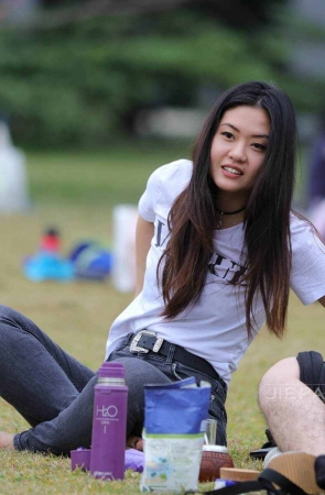 乖巧的白T恤女孩